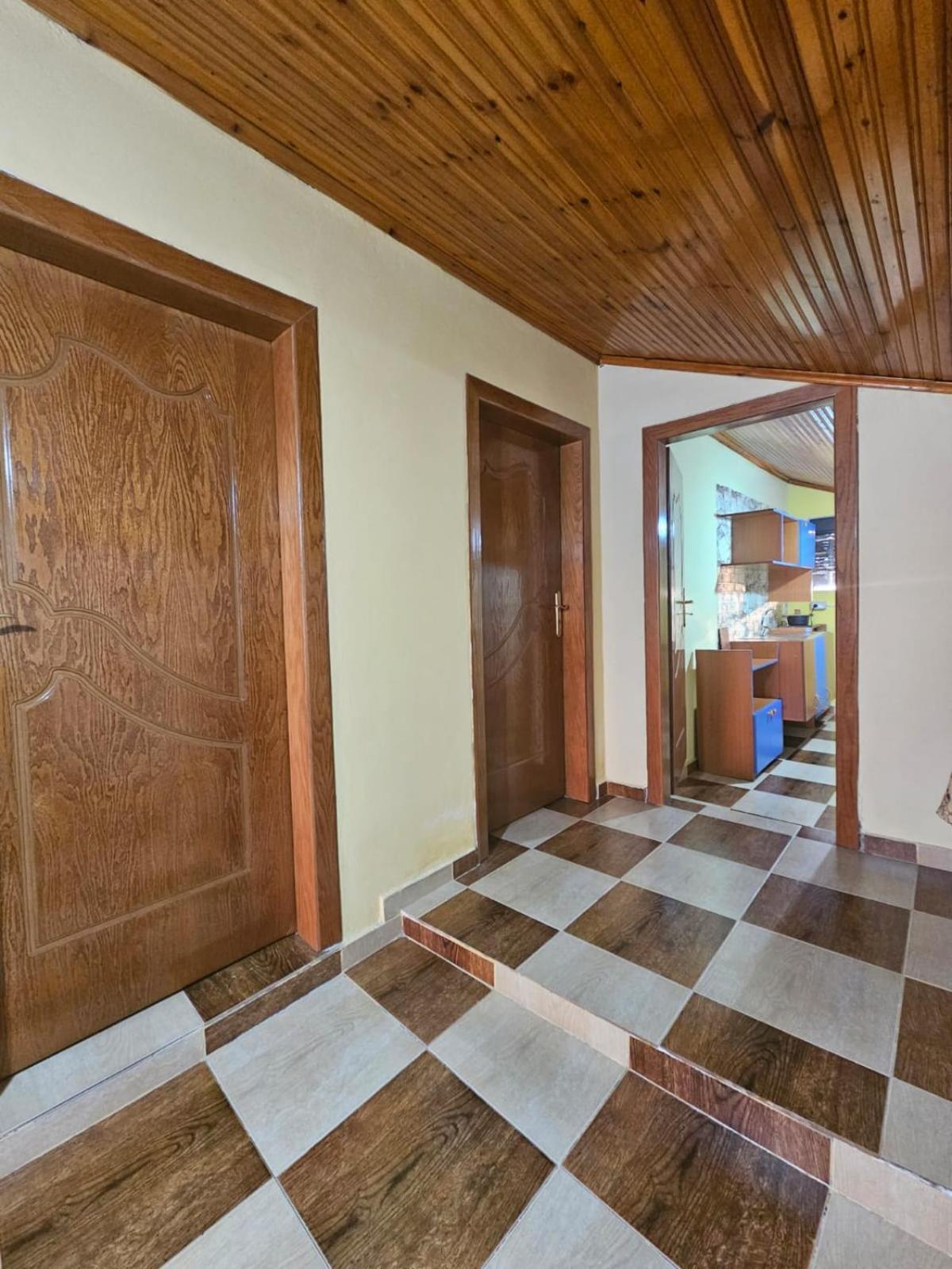 Castle - Inside,Voga Guesthause Hotel Kruja Kültér fotó