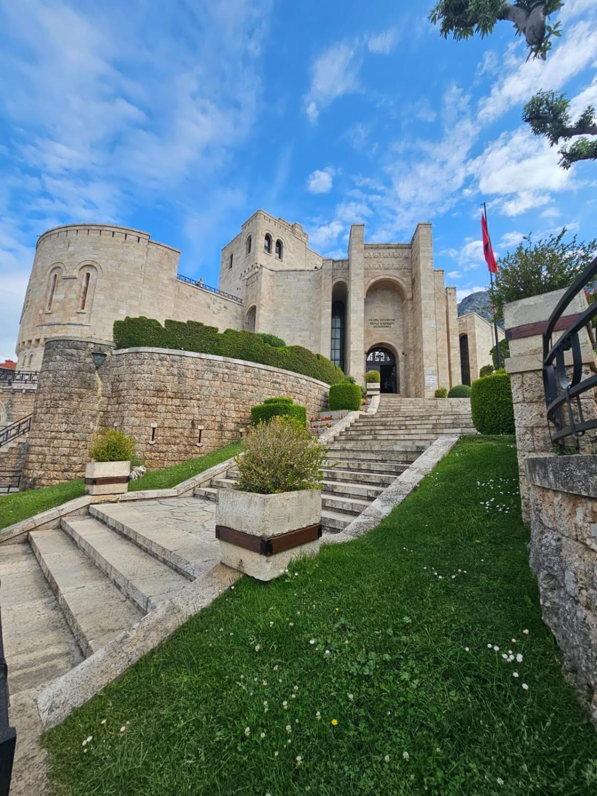Castle - Inside,Voga Guesthause Hotel Kruja Kültér fotó